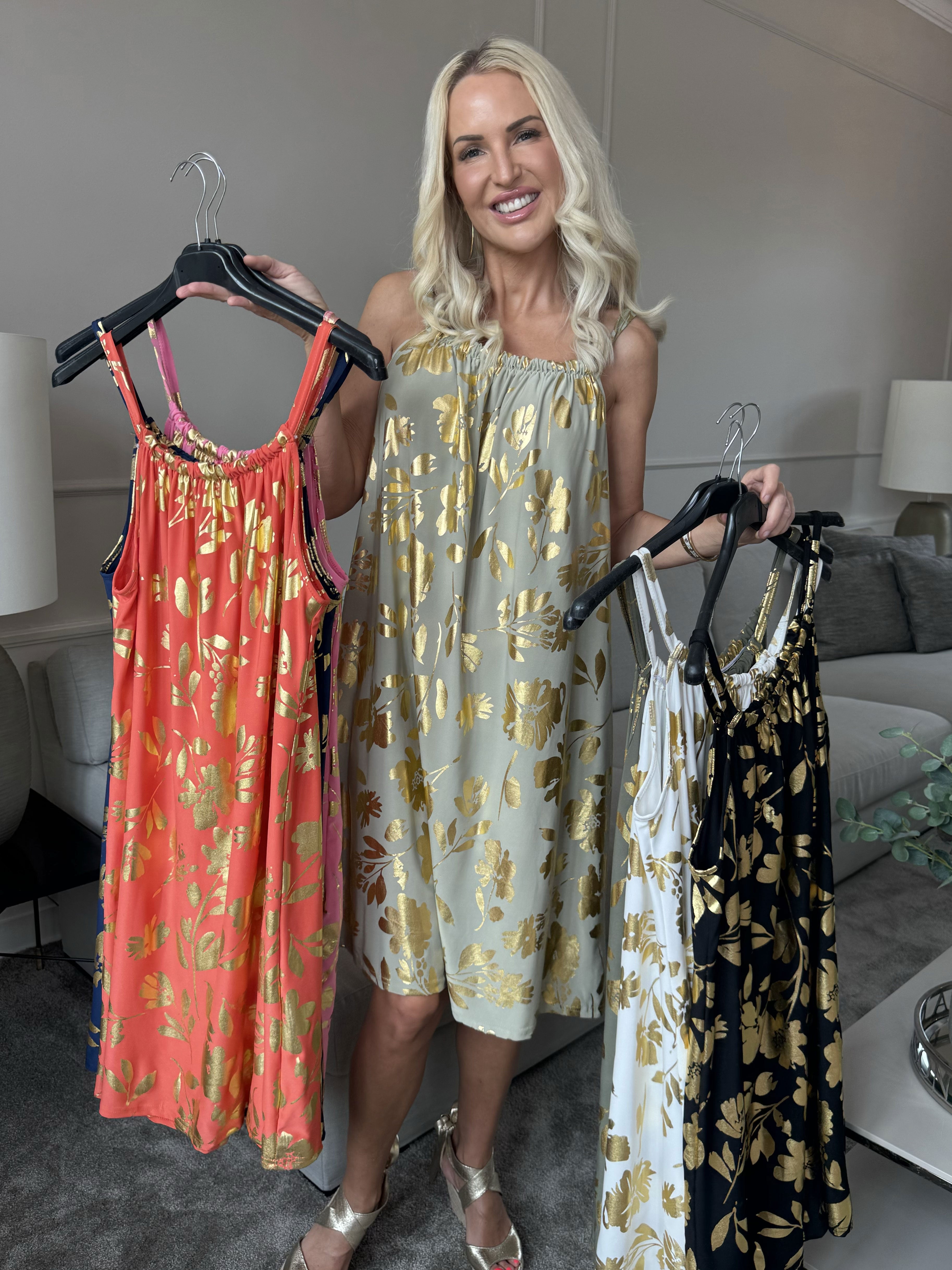 SunLove Gold Flower - Elastisk stropkjole med store guldblade